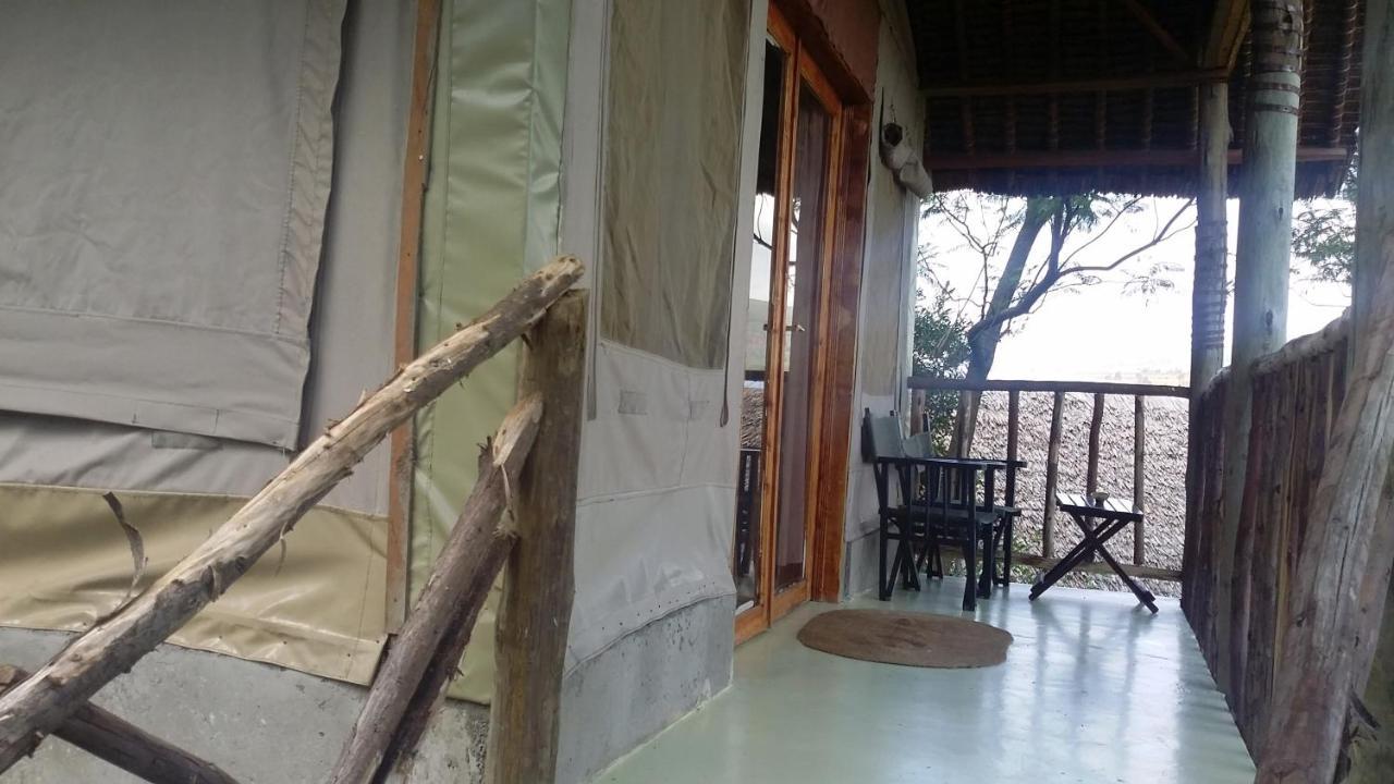 Maili Saba Camp Villa Накуру Екстериор снимка