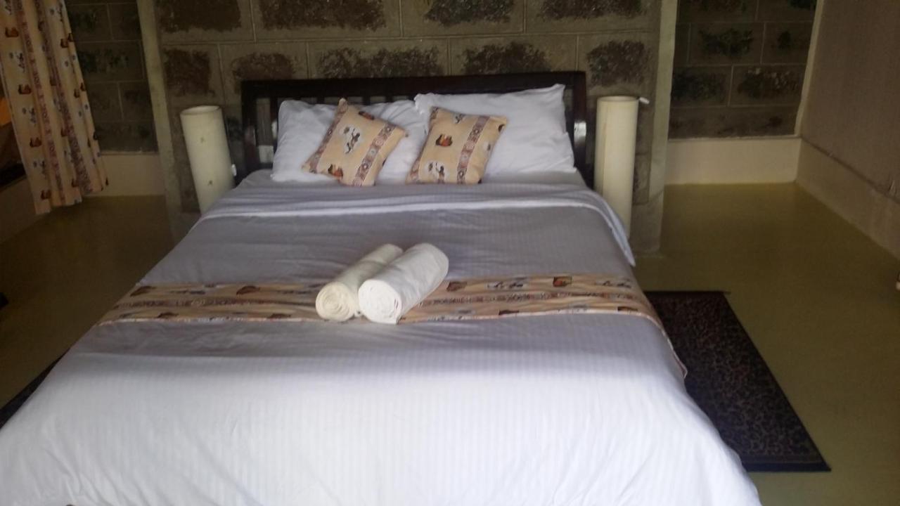 Maili Saba Camp Villa Накуру Екстериор снимка