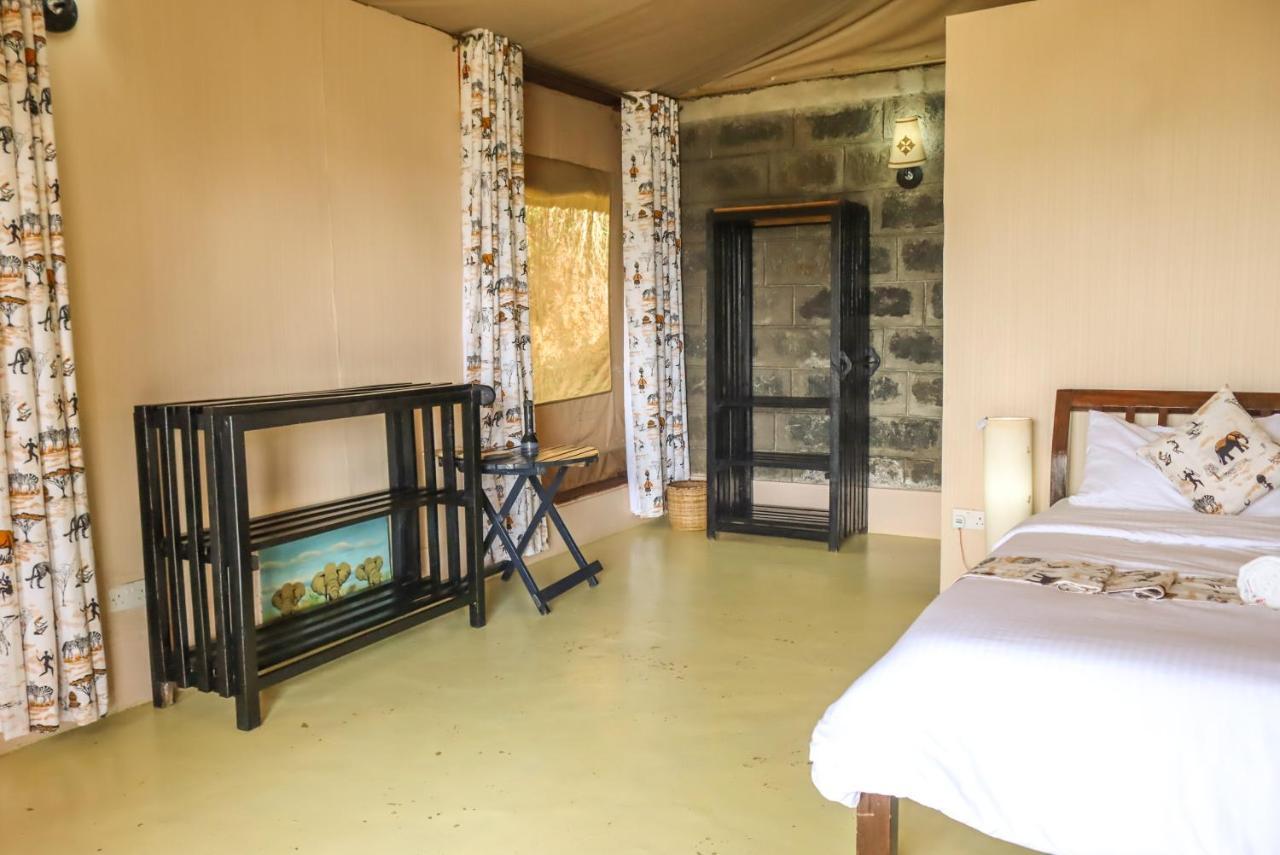Maili Saba Camp Villa Накуру Екстериор снимка